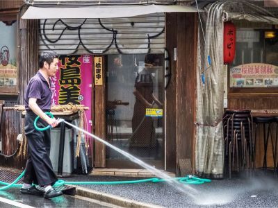 X&oacute;a tan c&aacute;i n&oacute;ng m&ugrave;a h&egrave; c&ugrave;ng văn h&oacute;a tạt nước Uchimizu