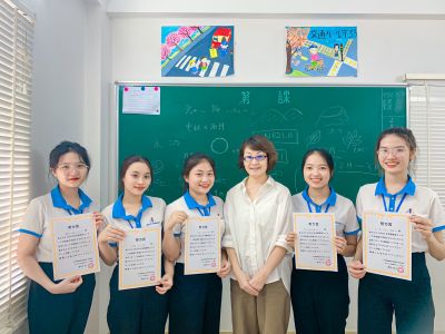 Hoạt động trao giấy khen cho học sinh kh&aacute; giỏi tại Trung t&acirc;m đ&agrave;o tạo &Acirc;u Cơ