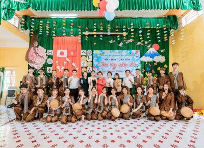 C&ocirc;ng ty &Acirc;u Cơ  trao học bổng cho c&aacute;c bạn học sinh tại Trường Cấp 3 N&ocirc;ng nghiệp